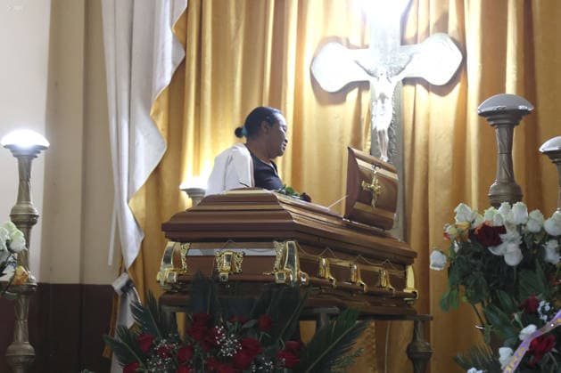 JUNCAL-CEPELIO-VELORIO-RAUL GUERRON Ibarra, la manana de este dia martes 2 de junio hasta la iglesia de la comunidad del Juncal llegaron los restos de Raul Guerron historico jugador mundialista de la Seleccion de futbol del Ecuador, alli familiares amigos y su comunidad le brindan el ultimo adios. Yahaira Padilla esposa de Raul junto al fÃ retro Fotos: Juan Carlos Cevallos API Ibarra Imbabura Ecuador Copyright: xJuanxCarlosxCevallosx
