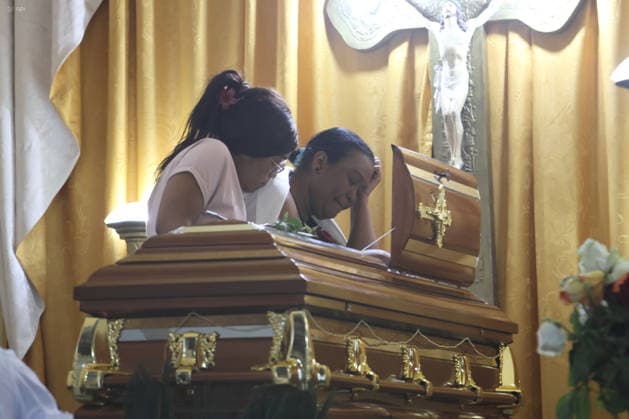 JUNCAL-CEPELIO-VELORIO-RAUL GUERRON Ibarra, la manana de este dia martes 2 de junio hasta la iglesia de la comunidad del Juncal llegaron los restos de Raul Guerron historico jugador mundialista de la Seleccion de futbol del Ecuador, alli familiares amigos y su comunidad le brindan el ultimo adios. Fotos: Juan Carlos Cevallos API Ibarra Imbabura Ecuador Copyright: xJuanxCarlosxCevallosx