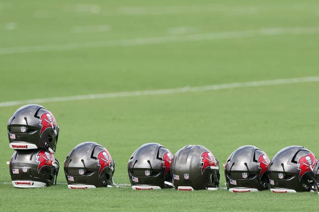 TAMPA, FL - June 02: Tampa Bay Buccaneers helmets are lined up on the field as the players stretch during the Tampa Bay Buccaneers OTA workout on June 02, 2026 at the AdventHealth Training Center in Tampa, Florida. (Photo by Cliff Welch Icon Sportswire) NFL, American Football Herren, USA JUNE 02 Buccaneers OTA EDITORIAL USE ONLY Icon357260602004