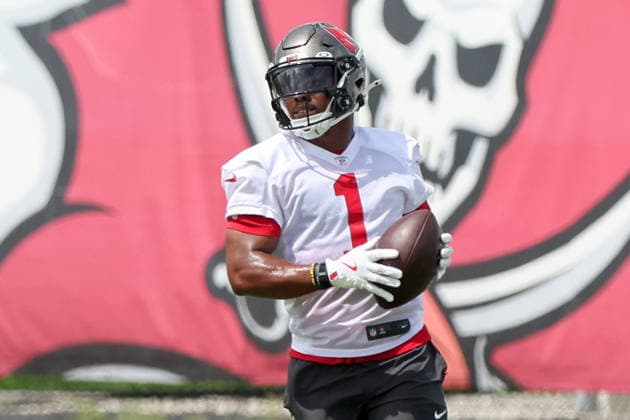 TAMPA, FL - June 02: Tampa Bay Buccaneers Runningback Kenny Gainwell (1) goes thru drills during the Tampa Bay Buccaneers OTA workout on June 02, 2026 at the AdventHealth Training Center in Tampa, Florida. (Photo by Cliff Welch Icon Sportswire) NFL, American Football Herren, USA JUNE 02 Buccaneers OTA EDITORIAL USE ONLY Icon357260602036