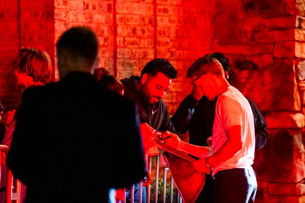 Football World Cup 2026 Greensboro , USA 20260602 Norways Martin Odegaard signs autographs as he arrives at the hotel in Greensboro Photo Fredrik Varfjell NTB Greensboro USA EDITORIAL USE ONLY RESTRICTED USE FOR BETTING COMPANIES  Copyright: xFredrikxVarfjellx xNTBx