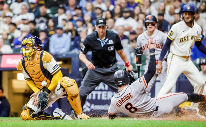 San Francisco Giants first baseman Bryce Eldridge (R) scores past Milwaukee Brewers catcher William Contreras (L) on a single hit by San Francisco Giants right fielder Jung Hoo Lee in the eighth inning of the MLB, Baseball Herren, USA game between the San Francisco Giants and the Milwaukee Brewers at American Family Field in Milwaukee, Wisconsin on Tuesday, June 2, 2026. The Brewers defeated the Giants 8-3.  MIL20260602834 TANNENxMAURY