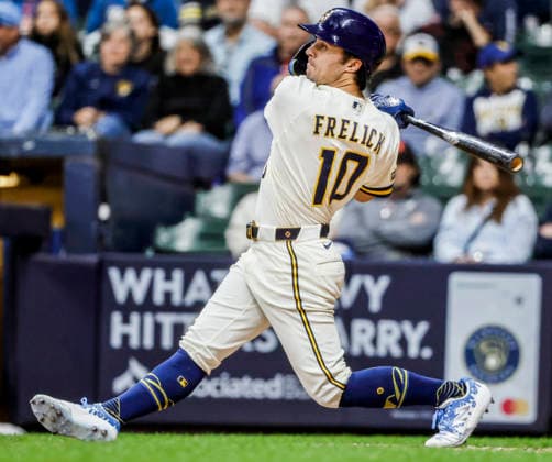 Milwaukee Brewers right fielder Sal Frelick hits a single in the eighth inning of the MLB, Baseball Herren, USA game between the San Francisco Giants and the Milwaukee Brewers at American Family Field in Milwaukee, Wisconsin on Tuesday, June 2, 2026. The Brewers defeated the Giants 8-3.  MIL20260602835 TANNENxMAURY