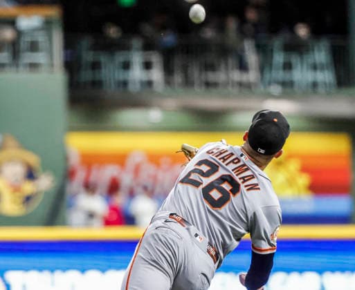 San Francisco Giants third baseman Matt Chapman fails to catch a fly ball hit by Milwaukee Brewers right fielder Sal Frelick in the eighth inning of the MLB, Baseball Herren, USA game between the San Francisco Giants and the Milwaukee Brewers at American Family Field in Milwaukee, Wisconsin on Tuesday, June 2, 2026. The Brewers defeated the Giants 8-3.  MIL20260602836 TANNENxMAURY