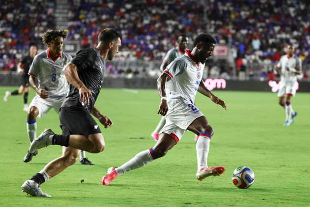 FT. LAUDERDALE, FL - JUNE 02: Haiti forward JosuÃ Casimir (21) takes control o fth eball as New Zealand defender Tim Payne (2) trails in defense in the first half during the soccer match between Haiti and New Zealand on Tuesday, June 2, 2026 at Chase Stadium in Fort Laudrdale, FL. (Photo by Peter Joneleit Icon Sportswire) SOCCER: JUN 02 Haiti vs New Zealand EDITORIAL USE ONLY Icon260602028