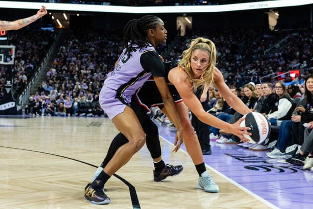 SAN FRANCISCO, CA - JUNE 02: Sarah Ashlee Barker 3 of the Portland Fire controls the ball against Tiffany Hayes 15 of the Golden State Valkyries during a game on June 2, 2026 at Chase Center in San Francisco, CA. (Photo by Matthew Huang Icon Sportswire) WNBA, Basketball Damen, USA JUN 02 Portland Fire at Golden State Valkyries EDITORIAL USE ONLY Icon260602022