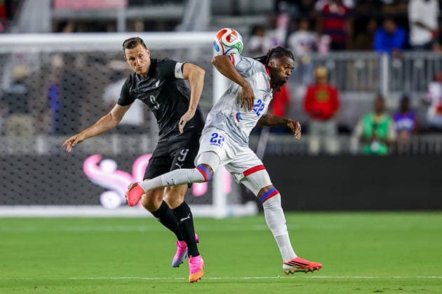FT LAUDERDALE, FL - JUNE 2: New Zealand forward Chris Wood (9) and Haiti defender Jean-KÃ vin Duverne (22) battle for the ball during the International Friendly, Länderspiel, Nationalmannschaft game between Haiti and New Zealand at Chase Stadium on June 2, 2026 in Fort Lauderdale,Florida.(Photo by Chris Arjoon Icon Sportswire) SOCCER: JUN 02 Haiti vs New Zealand EDITORIAL USE ONLY Icon2602060010017