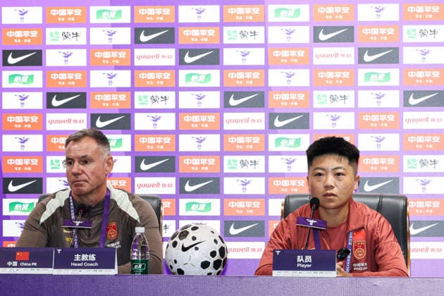 WUHAN, CHINA - JUNE 02: Ante Milicic (L), head coach of Team China, and player Zhang Chengxue attend a press conference, PK, Pressekonferenz ahead of the CFA Team China International Women s Football Competition Wuhan 2026 on June 2, 2026 in Wuhan, Hubei Province of China.  Copyright: xVCGx 111645648852