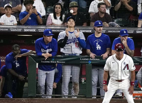Baseball: Dodgers vs. Diamondbacks Los Angeles Dodgers designated hitter Shohei Ohtani (17) tosses a ball in the dugout during the ninth inning of a baseball game against the Arizona Diamondbacks at Chase Field in Phoenix, Arizona, on June 2, 2026.  A14AA0005617528P