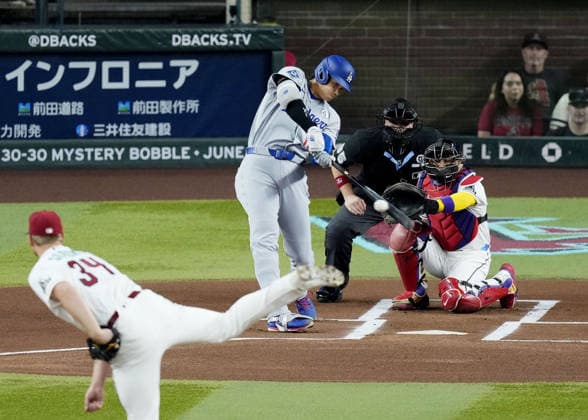 Baseball: Dodgers vs. Diamondbacks Los Angeles Dodgers designated hitter Shohei Ohtani hits a double in the first inning of a baseball game against the Arizona Diamondbacks at Chase Field in Phoenix, Arizona, on June 2, 2026.  A14AA0005617492P