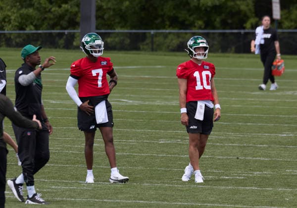 NFL, American Football Herren, USA 2026: New York Jets OTA June 02 New York Jets quarterbacks Geno Smith (7) and Cade Klubnik (10) during organized team activities at the Atlantic Health Jets Training Center, Florham Park, New Jersey on Tuesday June 2, 2026. Duncan Williams CSM (Credit Image: Duncan Williams Cal Media) Florham Park New Jersey United States EDITORIAL USE ONLY Copyright: xx ZUMA-20260603_zma_c04_001.jpg DuncanxWilliamsx csmphotothree492757