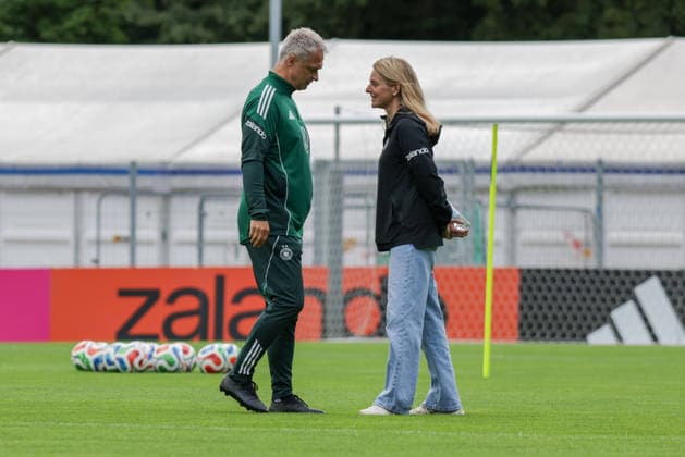 03.06.2026, xgrfx, Fussball DFB-Medientermine, Deutsche Frauennationalmannschaft - Training v.l. Christian Wück, Nia Künzer (Deutsche Frauennationalmannschaft) (DFL DFB REGULATIONS PROHIBIT ANY USE OF PHOTOGRAPHS as IMAGE SEQUENCES and or QUASI-VIDEO) Köln