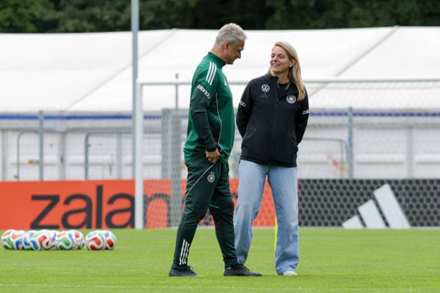 03.06.2026, xgrfx, Fussball DFB-Medientermine, Deutsche Frauennationalmannschaft - Training v.l. Christian Wück, Nia Künzer (Deutsche Frauennationalmannschaft) (DFL DFB REGULATIONS PROHIBIT ANY USE OF PHOTOGRAPHS as IMAGE SEQUENCES and or QUASI-VIDEO) Köln