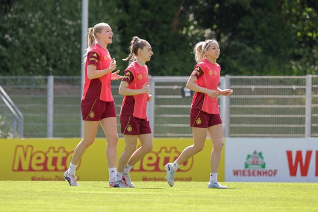 03.06.2026, xgrfx, Fussball DFB-Medientermine, Deutsche Frauennationalmannschaft - Training v.l. Camilla Küver, Sophia Kleinherne, Kathrin Hendrich (Deutsche Frauennationalmannschaft) (DFL DFB REGULATIONS PROHIBIT ANY USE OF PHOTOGRAPHS as IMAGE SEQUENCES and or QUASI-VIDEO) Köln