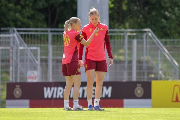 03.06.2026, xgrfx, Fussball DFB-Medientermine, Deutsche Frauennationalmannschaft - Training v.l. Elisa Senß, Sjoeke Nüsken (Deutsche Frauennationalmannschaft) (DFL DFB REGULATIONS PROHIBIT ANY USE OF PHOTOGRAPHS as IMAGE SEQUENCES and or QUASI-VIDEO) Köln