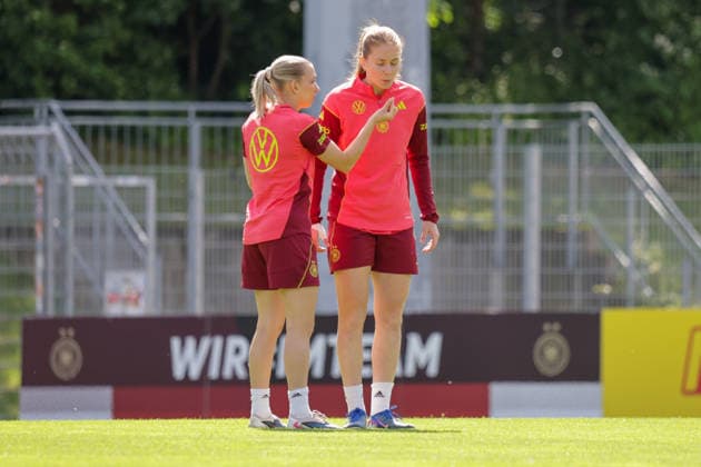 03.06.2026, xgrfx, Fussball DFB-Medientermine, Deutsche Frauennationalmannschaft - Training v.l. Elisa Senß, Sjoeke Nüsken (Deutsche Frauennationalmannschaft) (DFL DFB REGULATIONS PROHIBIT ANY USE OF PHOTOGRAPHS as IMAGE SEQUENCES and or QUASI-VIDEO) Köln