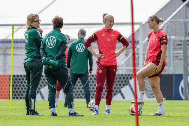 03.06.2026, xgrfx, Fussball DFB-Medientermine, Deutsche Frauennationalmannschaft - Training v.l. Lea Schüller, Klara Bühl (Deutsche Frauennationalmannschaft) (DFL DFB REGULATIONS PROHIBIT ANY USE OF PHOTOGRAPHS as IMAGE SEQUENCES and or QUASI-VIDEO) Köln