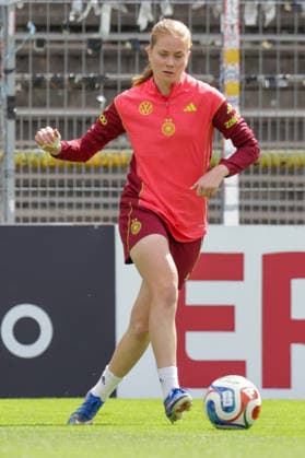 03.06.2026, xgrfx, Fussball DFB-Medientermine, Deutsche Frauennationalmannschaft - Training v.l. Sjoeke Nüsken (Deutsche Frauennationalmannschaft) (DFL DFB REGULATIONS PROHIBIT ANY USE OF PHOTOGRAPHS as IMAGE SEQUENCES and or QUASI-VIDEO) Köln