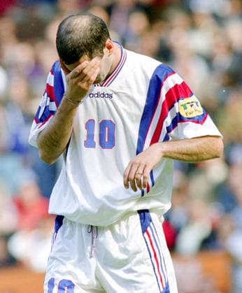 960626 Football, UEFA EURO, EM, Europameisterschaft,Fussball 1996 (England), Semifinal, France - Czech Republic 5-6 (after penalty shootout): Zinedine Zidane of France looks dejected. Photo: BILDBYRAN M023_13 960626fratje m023_13 semifinal frankrike tjeckien semifinal france v czech republic czechia 960626 dia bbeng em em96 em 96 em 1996 em1996 fotboll football soccer euro uefa euro 1996 euro1996 euro96 european championships europamästerskap old trafford manchester june 26 1996 *** 960626 Football, Uefa EURO 1996 England , Semifinal, France Czech Republic 5 6 after penalty shootout Zinedine Zidane of France looks dejected Photo BILDBYRAN M023 13 960626fratje m023 13 semifinal frankrike tjeckien semifinal france v czech republic czechia 960626 dia bbeng em em96 em 96 em 1996 em1996 football soccer euro uefa euro 1996 euro1996 euro96 european championships european championships old trafford manchester june 26 1996  Copyright: BILDBYRAN BB960626BB058