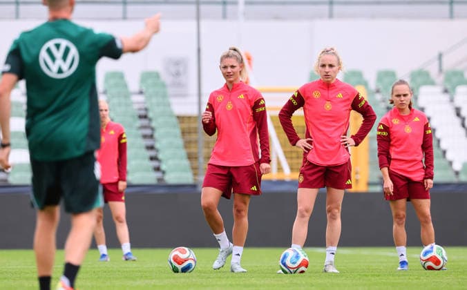 Deutschland - Daenemark Training U23 Frauen Leipzig, 03.06.2026, Alfred-Kunze-Sportpark, Fussball, U23 Frauen, Abschlusstraining vor dem morgigen Länderspiel DEUTSCHLAND (GER) vs. DÄNEMARK (DEN) , Im Bild v.l.: Julia Landenberger ( GER, RB Leipzig) und Vanessa Diehm ( GER, Hoffenheim) ,