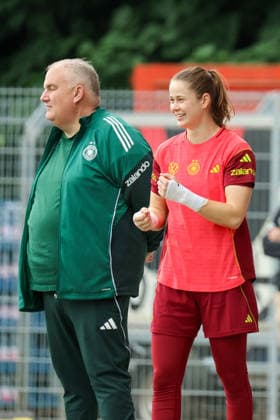 Köln, Deutschland: 03.06. 2026 - Training der DFB Frauen - Vorbereitung Länderspiel Deutschland vs. Norwegen für WM Qualifikation 2027 Im Bild: v.li. die Zweite Torhüterin Stina Johannes (Deutschland) Copyright: HMBxMedia MadeleinexFantini