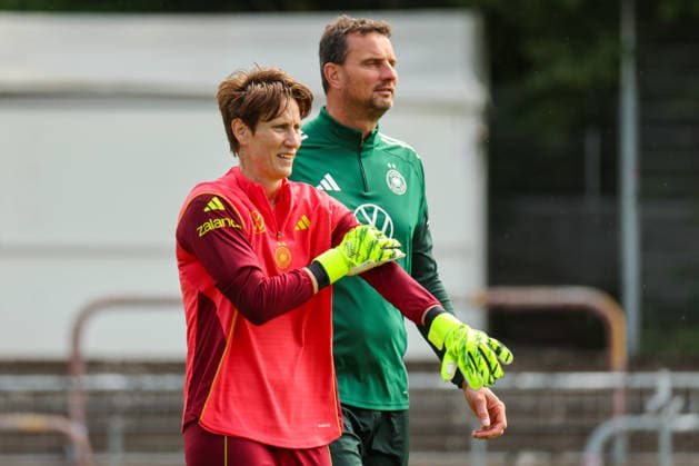 Köln, Deutschland: 03.06. 2026 - Training der DFB Frauen - Vorbereitung Länderspiel Deutschland vs. Norwegen für WM Qualifikation 2027 Im Bild: v.li. Torhüterin Ann-Katrin Berger (Deutschland) und Torwarttrainer Michael Fuchs (Deutschland) Copyright: HMBxMedia MadeleinexFantini