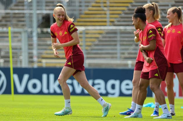 Köln, Deutschland: 03.06. 2026 - Training der DFB Frauen - Vorbereitung Länderspiel Deutschland vs. Norwegen für WM Qualifikation 2027 Im Bild: v.li. Vivien Endemann (Deutschland), Shekiera Martinez (Deutschland) und Marie Müller Mueller (Deutschland) Copyright: HMBxMedia MadeleinexFantini