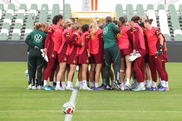 DFB-U23-Frauen: Training der Nationalmannschaft Deutschland, 03.06.26 Team-Kreis zum Beginn des Trainings. Fußball, DFB-U23-Frauen: Nationalmannschaft Deutschland trainiert am 03.06.26 im Alfred-Kunze-Sportpark Leipzig-Leutzsch. Copyright: xBEAUTIFULxSPORTS JanxKaeferx