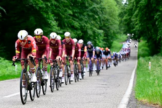 Tour de Wallonie 2026 Stage 3 VAUX-SUR-SÛRE, BELGIUM - JUNE 03 : Illustration picture of the peloton during stage 3 of the 47th edition of Ethias Tour de Wallonie an UCI ProSeries 2.Pro cycling road race stage for Men Elite of 176.9 km with start in Habay and finish in Vaux-sur-Sûre on June 3, 2026 in Vaux-sur-Sûre, Belgium, 03 06 2026 ( Motordriver Pieter Van Herzele - Vaux-sur-Sûre Belgium  Copyright: xSesx