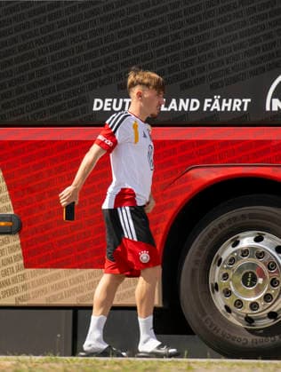 01.06.2026, Fussball, DFB-Nationalmannschaft Deutschland, letztes Training vor Abreise nach USA zur WM 2026, am DFB-Campus in Frankfurt am Main. Lennart Karl (Deutschland) steigt aus dem Mannschaftsbus aus. *** 01 06 2026, Football, DFB national team Germany, last training session before departure to the USA for the 2026 World Cup, at the DFB Campus in Frankfurt am Main Lennart Karl Germany gets off the team bus