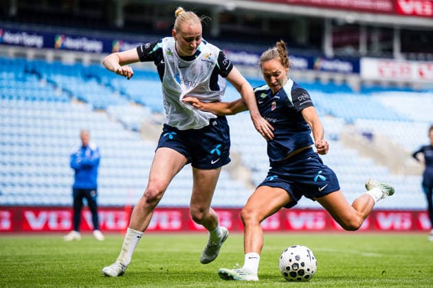 260603 Emilie Bragstad and Marit Bratberg Lund of the Norwegian women™s national football team during a training session on June 3, 2026 in Oslo. Photo: Marius Simensen BILDBYRAN Cop 238 bbeng dam fifa women s world cup qualifier football fotball fotboll norge norway practice soccer training trening träning Copyright: MARIUSxSIMENSEN BB260603BB338