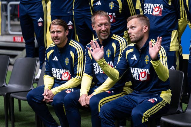 260603 Assistant coach Björn Hamberg, head coach Graham Potter and assistant coach Sebastian Larsson of the Swedish national football team during the official team photo shoot on June 3, 2026 in Stockholm. Photo: Emma Wallskog BILDBYRAN kod EW JM0821 bbeng fotboll football soccer fotball lagbild team picture team photo sverige sweden sverige a vm 2026 FIFA World Cup, WM, Weltmeisterschaft, Fussball Copyright: EMMAxWALLSKOG BB260603EW086