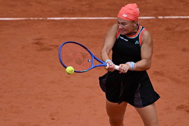 2026 French Open (Roland-Garros) - Day 11 PARIS, FRANCE - JUNE 3: Diana Shnaider in action against Aryna Sabalenka (not seen) during their women s singles quarter-final match on the eleventh day of the French Open at Philippe-ChatrierCourt in Paris, France, on June 3, 2026. Burak Akbulut Anadolu Paris France. Editorial use only. Please get in touch for any other usage.  Copyright: x2026xAnadoluxBurakxAkbulutx