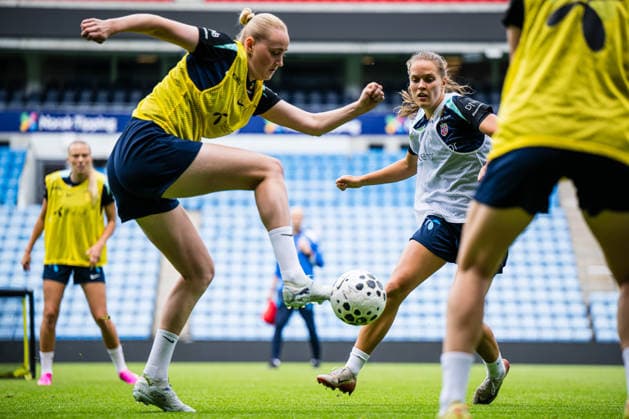260603 Emilie Bragstad and Iris Omarsdottir of the Norwegian women™s national football team during a training session on June 3, 2026 in Oslo. Photo: Marius Simensen BILDBYRAN Cop 238 bbeng dam fifa women s world cup qualifier football fotball fotboll norge norway practice soccer training trening träning Copyright: MARIUSxSIMENSEN BB260603BB361