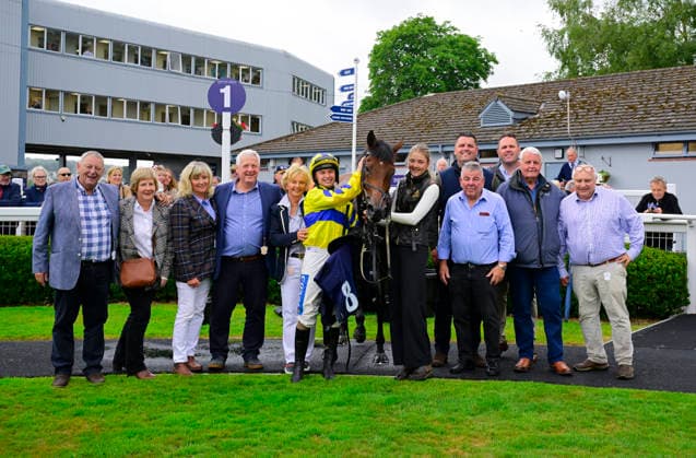 Newton Abbot Races, Newton Abbot, UK - 3 June 2026 Race winner, Yellow Card ridden by Sean Bowen with the winning connections. Race 1 - 2:30 Newton Abbot - Sun Racing Free Tickets With Sun Club Maiden Hurdle (GBB Race) (Class 4) at Newton Abbot Racecourse, Newton Abbot, Devon, England - Newton Abbot Newton Abbot Racecourse Devon England Copyright: xPhilxMingo PPAUKx PPA-278662