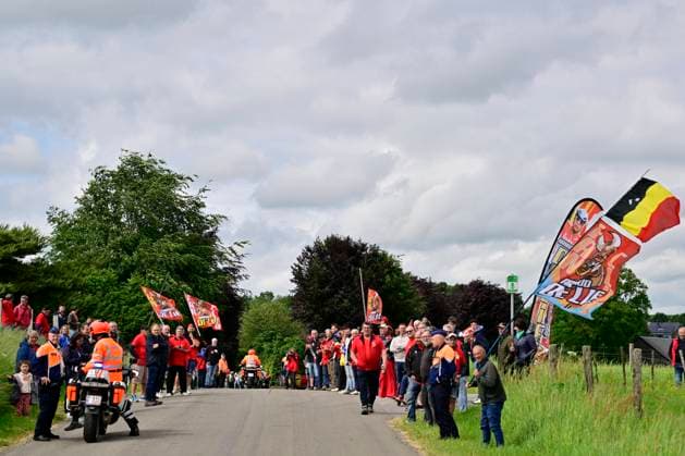 Tour de Wallonie 2026 Stage 3 VAUX-SUR-SÛRE, BELGIUM - JUNE 03 : Fans of De Lie Arnaud (BEL) of Lotto Intermarche pictured during stage 3 of the 47th edition of Ethias Tour de Wallonie an UCI ProSeries 2.Pro cycling road race stage for Men Elite of 176.9 km with start in Habay and finish in Vaux-sur-Sûre on June 3, 2026 in Vaux-sur-Sûre, Belgium, 03 06 2026 ( Motordriver Pieter Van Herzele - Vaux-sur-Sûre Belgium  Copyright: xSesx