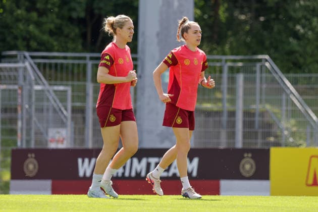 01.06.2026, xgrfx, Fussball DFB-Medientermine, Deutsche Frauennationalmannschaft - Training v.l. Rebecca Knaak, Sophia Kleinherne (Deutsche Frauennationalmannschaft) (DFL DFB REGULATIONS PROHIBIT ANY USE OF PHOTOGRAPHS as IMAGE SEQUENCES and or QUASI-VIDEO) Köln