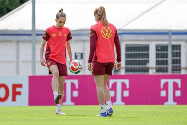 01.06.2026, xgrfx, Fussball DFB-Medientermine, Deutsche Frauennationalmannschaft - Training v.l. Sophia Kleinherne, Sjoeke Nüsken (Deutsche Frauennationalmannschaft) (DFL DFB REGULATIONS PROHIBIT ANY USE OF PHOTOGRAPHS as IMAGE SEQUENCES and or QUASI-VIDEO) Köln