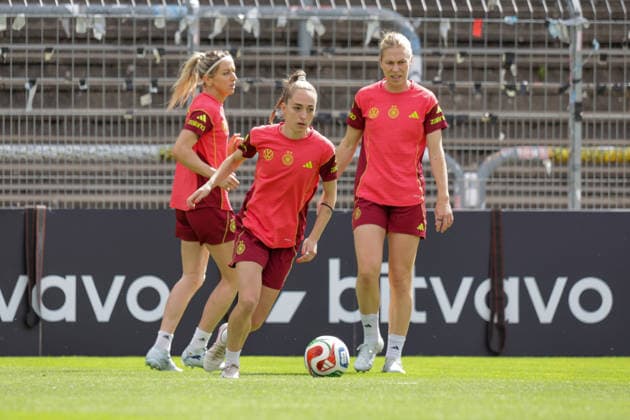 01.06.2026, xgrfx, Fussball DFB-Medientermine, Deutsche Frauennationalmannschaft - Training v.l. Kathrin Hendrich, Sophia Kleinherne, Rebecca Knaak (Deutsche Frauennationalmannschaft) (DFL DFB REGULATIONS PROHIBIT ANY USE OF PHOTOGRAPHS as IMAGE SEQUENCES and or QUASI-VIDEO) Köln