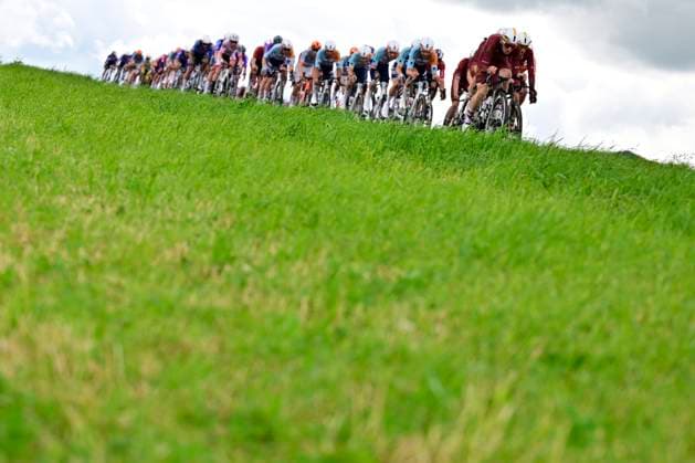 Tour de Wallonie 2026 Stage 3 VAUX-SUR-SÛRE, BELGIUM - JUNE 03 : Illustration picture of the peloton during stage 3 of the 47th edition of Ethias Tour de Wallonie an UCI ProSeries 2.Pro cycling road race stage for Men Elite of 176.9 km with start in Habay and finish in Vaux-sur-Sûre on June 3, 2026 in Vaux-sur-Sûre, Belgium, 03 06 2026 ( Motordriver Pieter Van Herzele - Vaux-sur-Sûre Belgium  Copyright: xSesx