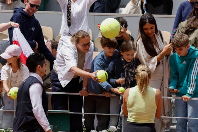 June 3, 2026, Paris, Paris, France: Maja CHWALINSKA (POL ) with fans during the tennis Grand Slam of Roland Garros 2026, at Roland Garros Stadium - on June 3 2026 .Paris - France Tennis Grand Slam Of Roland Garros 2026 Match Between JAnna KALINSKAYA (RUS) And Maja CHWALINSKA (POL  - ZUMAb253 20260603_zsp_b253_061 Copyright: xLoicxBaratouxx