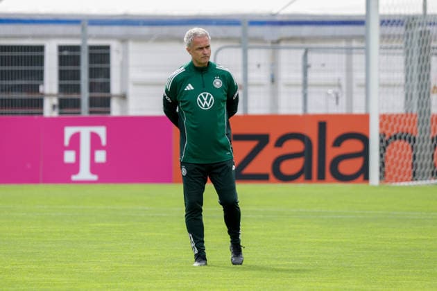03.06.2026, xgrfx, Fussball DFB-Medientermine, Deutsche Frauennationalmannschaft - Training v.l. Christian Wück (Deutsche Frauennationalmannschaft) (DFL DFB REGULATIONS PROHIBIT ANY USE OF PHOTOGRAPHS as IMAGE SEQUENCES and or QUASI-VIDEO) Köln