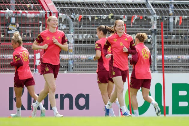 03.06.2026, xgrfx, Fussball DFB-Medientermine, Deutsche Frauennationalmannschaft - Training v.l. Camilla Küver, Sjoeke Nüsken (Deutsche Frauennationalmannschaft) (DFL DFB REGULATIONS PROHIBIT ANY USE OF PHOTOGRAPHS as IMAGE SEQUENCES and or QUASI-VIDEO) Köln