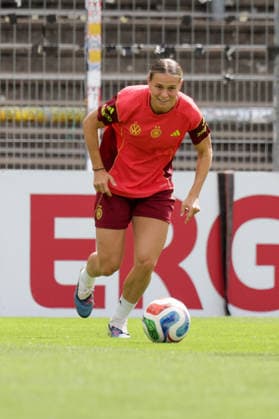 03.06.2026, xgrfx, Fussball DFB-Medientermine, Deutsche Frauennationalmannschaft - Training v.l. Klara Bühl (Deutsche Frauennationalmannschaft) (DFL DFB REGULATIONS PROHIBIT ANY USE OF PHOTOGRAPHS as IMAGE SEQUENCES and or QUASI-VIDEO) Köln