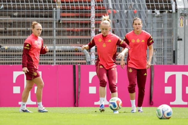 03.06.2026, xgrfx, Fussball DFB-Medientermine, Deutsche Frauennationalmannschaft - Training v.l. Lisanne Gräwe, Lea Schüller, Carlotta Wamser (Deutsche Frauennationalmannschaft) (DFL DFB REGULATIONS PROHIBIT ANY USE OF PHOTOGRAPHS as IMAGE SEQUENCES and or QUASI-VIDEO) Köln