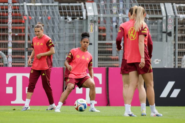 03.06.2026, xgrfx, Fussball DFB-Medientermine, Deutsche Frauennationalmannschaft - Training v.l. Shekiera Martinez (Deutsche Frauennationalmannschaft) (DFL DFB REGULATIONS PROHIBIT ANY USE OF PHOTOGRAPHS as IMAGE SEQUENCES and or QUASI-VIDEO) Köln