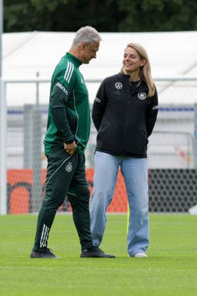 03.06.2026, xgrfx, Fussball DFB-Medientermine, Deutsche Frauennationalmannschaft - Training v.l. Christian Wück, Nia Künzer (Deutsche Frauennationalmannschaft) (DFL DFB REGULATIONS PROHIBIT ANY USE OF PHOTOGRAPHS as IMAGE SEQUENCES and or QUASI-VIDEO) Köln