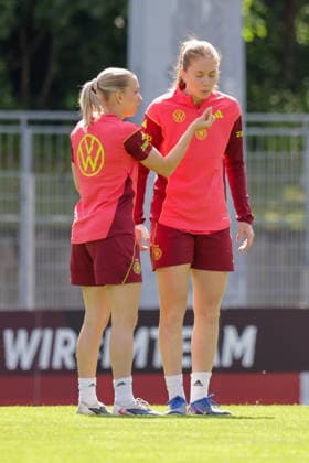 03.06.2026, xgrfx, Fussball DFB-Medientermine, Deutsche Frauennationalmannschaft - Training v.l. Elisa Senß, Sjoeke Nüsken (Deutsche Frauennationalmannschaft) (DFL DFB REGULATIONS PROHIBIT ANY USE OF PHOTOGRAPHS as IMAGE SEQUENCES and or QUASI-VIDEO) Köln