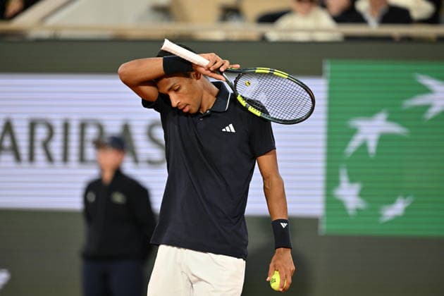 2026 French Open (Roland-Garros) - Day 11 PARIS, FRANCE - JUNE 3: Felix Auger-Aliassime of Canada in action against Flavio Cobolli (not seen) of Italy during Men s Singles quarter-final match on the eleventh day of the French Open at Philippe-Chatrier Court in Paris, France, on June 3, 2026. Mustafa Yalcin Anadolu Paris France. Editorial use only. Please get in touch for any other usage.  Copyright: x2026xAnadoluxMustafaxYalcinx