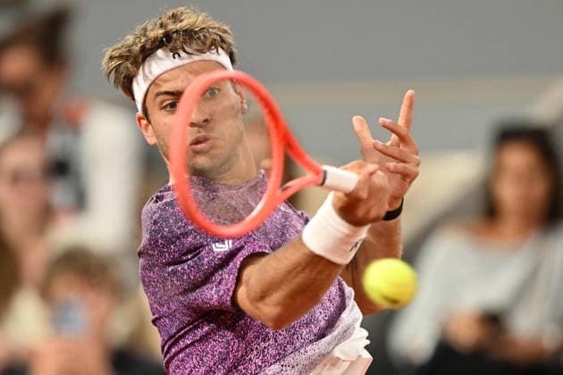 2026 French Open (Roland-Garros) - Day 11 PARIS, FRANCE - JUNE 3: Flavio Cobolli of Italy in action against Felix Auger-Aliassime (not seen) of Canada during Men s Singles quarter-final match on the eleventh day of the French Open at Philippe-Chatrier Court in Paris, France, on June 3, 2026. Mustafa Yalcin Anadolu Paris France. Editorial use only. Please get in touch for any other usage.  Copyright: x2026xAnadoluxMustafaxYalcinx